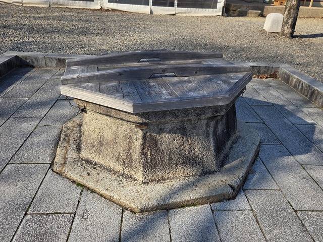 당나라 사신이 신라 호국용을 잡아갔다는 말을 듣고 원성왕이 쫓아가 찾아와 우물에 넣어주었더니 용이 되어 들어갔다는 분황사 돌우물.