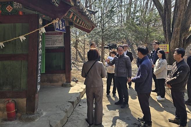 엄태현 영주시장 권한대행이 고치령 산령각에서 문화해설사로부터 단종과 금성대군의 얽힌 이야기를 듣고 있다. <권기웅 기자>