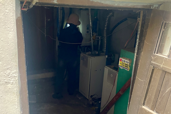 가스검침원이 대구 한 주택의 어두컴컴한 반지하 보일러실에 들어가 가스누출 여부를 점검하고 있다. 윤정혜기자
