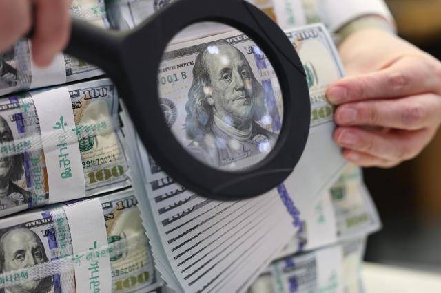 서울 중구 하나은행 위변조대응센터에서 직원이 달러화를 정리하고 있는 모습 [사진=연합뉴스]