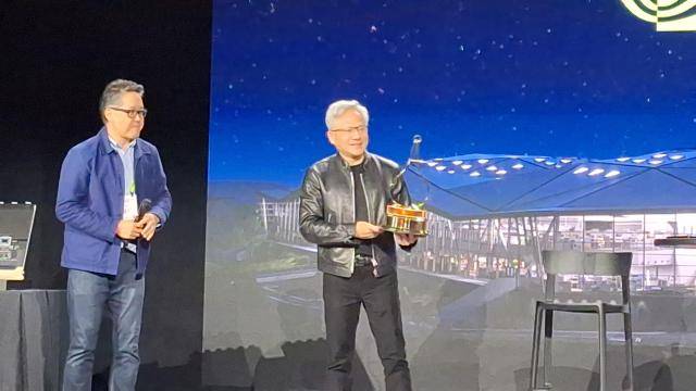 젠슨 황 엔비디아 최고경영자(CEO)가 GTC 2026 이튿날인 지난 17일(현지시간) '젠슨 황 CEO 프레스 & 크리에이터 Q&A'에서 '모터트렌드' 편집장에게 트로피를 받고 활짝 웃고 있다. [사진=조성준 기자]