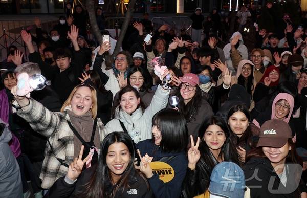 BTS 컴백 공연을 위해 광화문을 찾은 아미들(제공=뉴스1)
