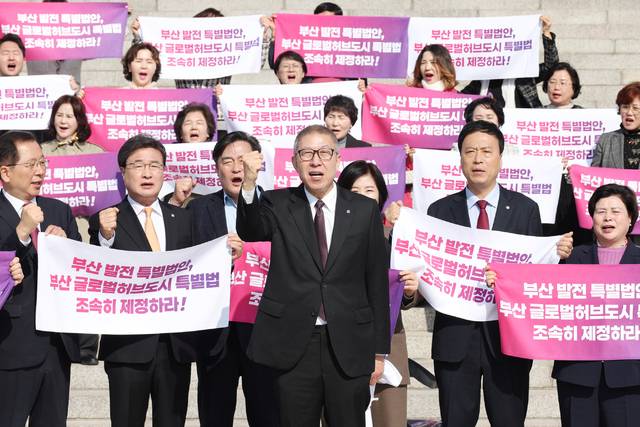 박형준 부산시장이 23일 오전 국회의사당 앞에서 ‘부산 글로벌 허브 도시 특별법’ 제정을 촉구하며 삭발을 강행하고 있다.(사진=부산시 제공)