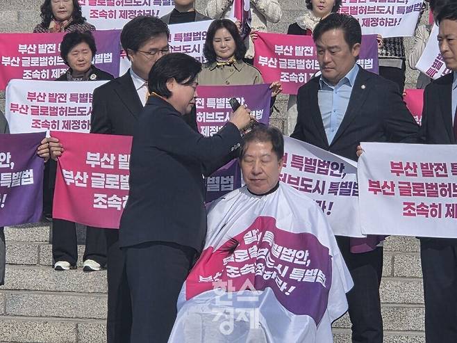 박형준 부산시장이 시민단체 대표의 도움으로 특별법 제정 의지를 담아 삭발을 강행하고 있다. 사진/김은희 기자