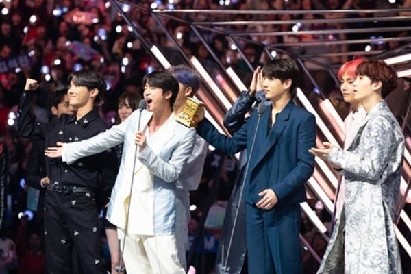 '2018 MAMA'에서 대상 받고 팬클럽 아미 부르는 방탄소년단.