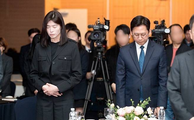 배경훈 부총리 겸 과학기술정보통신부 장관(오른쪽)이 23일 오전 대전광역시 유성구 KAIST에서 열린 '과기원-카카오 업무협약 체결식' 에서 정신아 카카오 대표(왼쪽) 및 참석자들과 묵념을 하고 있다.[사진=과기정통부]