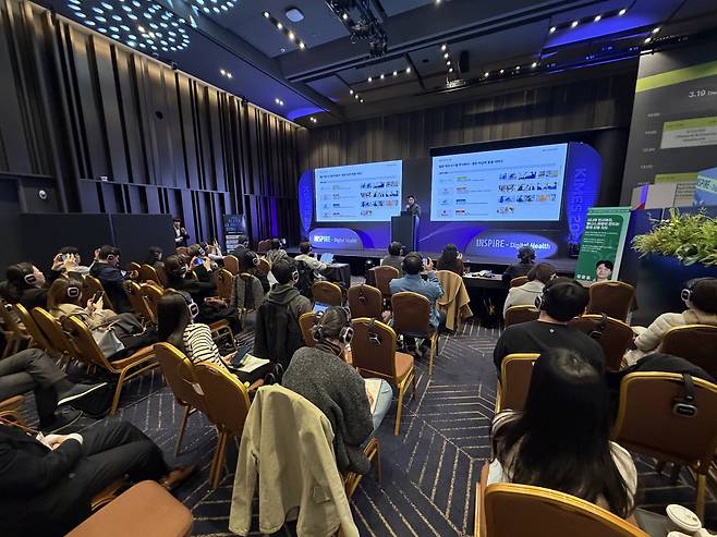 이동건 나눔엔젤스 상무가 22일 서울 코엑스 1층 그랜드볼룸에서 열린 ACPR 2026 특별 세션 ‘AI 시대, 시니어 산업의 미래와 기회 2026’에서 강연하고 있다.(이준호 기자)