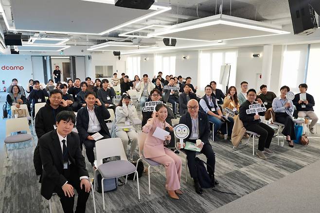 지난 20일 서울 디캠프 이벤트홀에서 개최된 이번 행사는 디지털 상공인의 협업과 성장을 위한 교류의 장으로 마련됐다. 이날 행사에서는 60여 명의 디지털 상공인이 참석해 우수 사례 발표를 듣고, 마케팅·글로벌·AI·브랜드 협업 등 4개 분과의 운영 방향과 향후 챌린지 과제를 함께 설계했다. (사진=플랫폼SME연구센터)