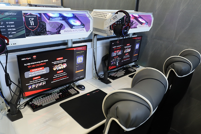 독립된 공간에 PC 두 대가 배치된 커플 존. 매장 내 각 구역은 사용하는 PC, 모니터 주사율 등이 표시되어 있다.