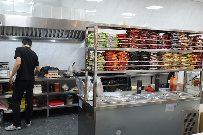 주방은 한국과 베트남 음식을 동시에 조리 할 수 있도록 넓이다.