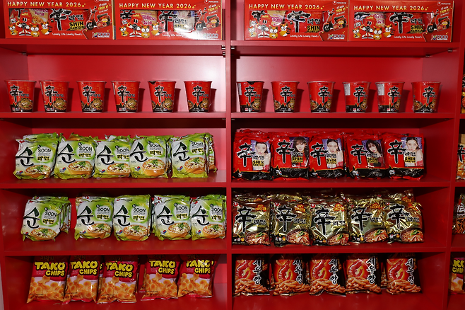 레드포스 PC 아레나 카운터 옆에 진열된 농심 라면과 과자. 익숙한 제품들 사이에 현지 소비자에 맞춘 제품이 함께 진열돼 눈길을 끈다.