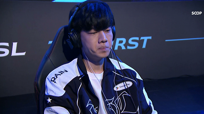 정윤종이 테란들의 견제를 뚫고 A조 1위로 16강에 진출했다(출처=대회 실황 캡처).