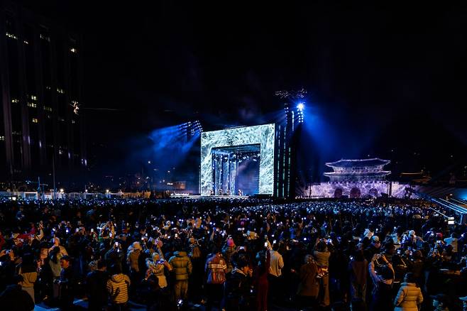 그룹 방탄소년단(BTS)이 21일 서울 광화문 광장에서 ‘BTS 컴백 라이브: 아리랑’ 공연을 펼치고 있다.(사진=빅히트뮤직·넷플릭스)