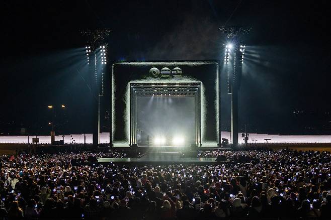 그룹 방탄소년단(BTS)이 21일 서울 광화문 광장에서 ‘BTS 컴백 라이브: 아리랑’ 공연을 펼치고 있다.(사진=빅히트뮤직·넷플릭스)