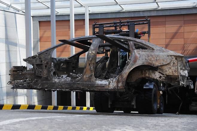 2024년 8월 인천 서구 청라동 한 아파트 지하주차장에서 화재가 발생해 전소된 벤츠 전기차가 지게차로 옮겨지고 있다. (사진=뉴시스)