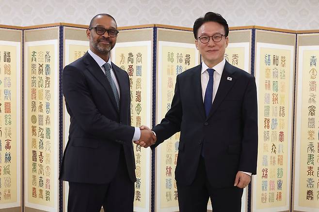 김민석 국무총리가 23일 서울 종로구 정부서울청사에서 마이클 해리스 뉴욕증권거래소 부회장을 접견하며 악수하고 있다 〈사진=국무총리실〉