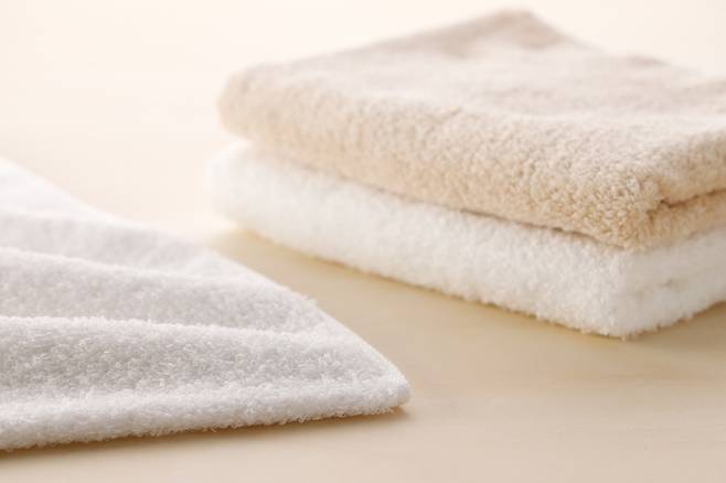 수건을 고온으로 세탁하면 섬유의 표면이 손상돼 수건이 거칠어진다. 사진=게티이미지뱅크