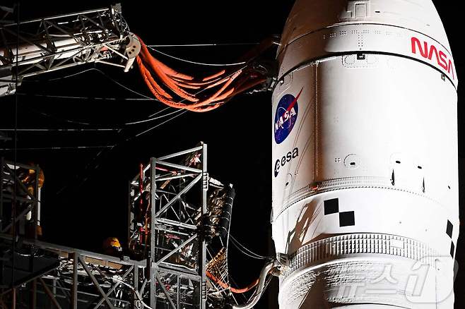 미국 케네디 스페이스 센터 발사대에 도착한 아르테미스 2호. ⓒ AFP=뉴스1