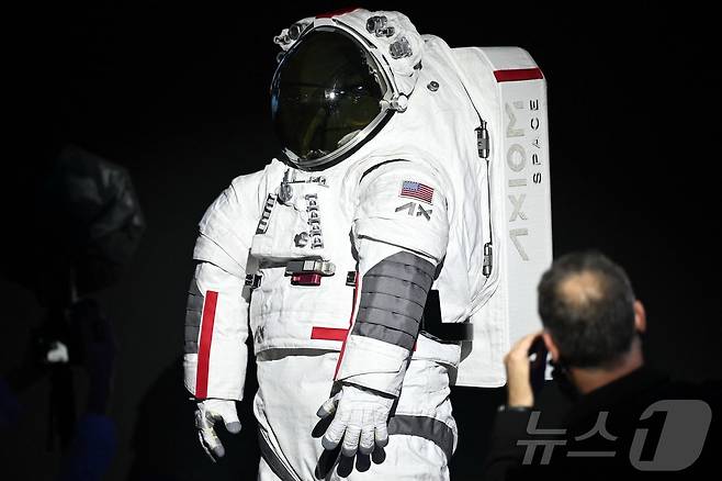 새로 개발죽인 우주복 'AxEMU'. ⓒ AFP=뉴스1