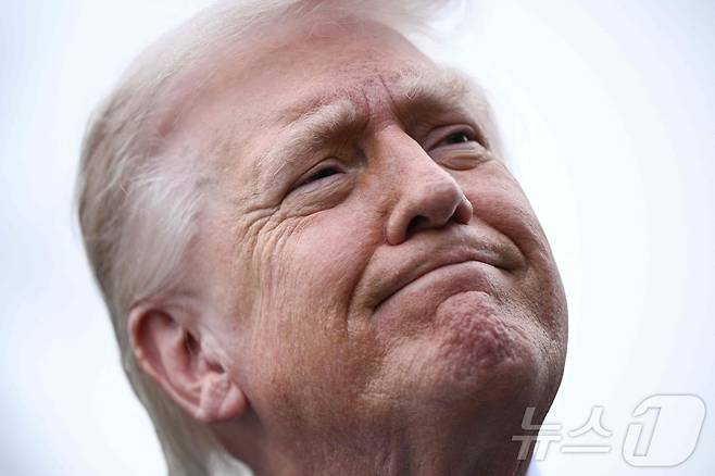 도널드 트럼프 미국 대통령이 20일(현지시간) 워싱턴DC 백아고간에서 마러라고 자택으로 출발하기 전 기자들과 대화하고 있다. 2026.3.20 ⓒ AFP=뉴스1