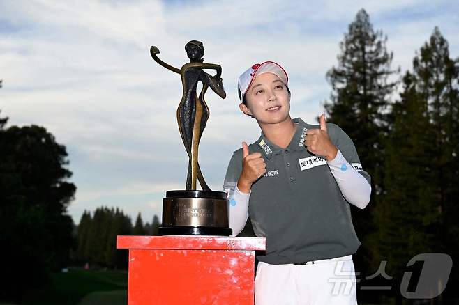 김효주(31·롯데)가 23일(한국시간) 열린 LPGA투어 포티넷 파운더스컵에서 우승한 뒤 트로피 옆에서 포즈를 취하고 있다. ⓒ AFP=뉴스1