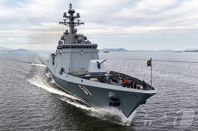 (평양 노동신문=뉴스1) = 북한이 지난해 처음 공개한 5000톤급 구축함 '최현'호. [국내에서만 사용가능. 재배포 금지. DB 금지. For Use Only in the Republic of Korea. Redistribution Prohibited] rodongphoto@news1.kr