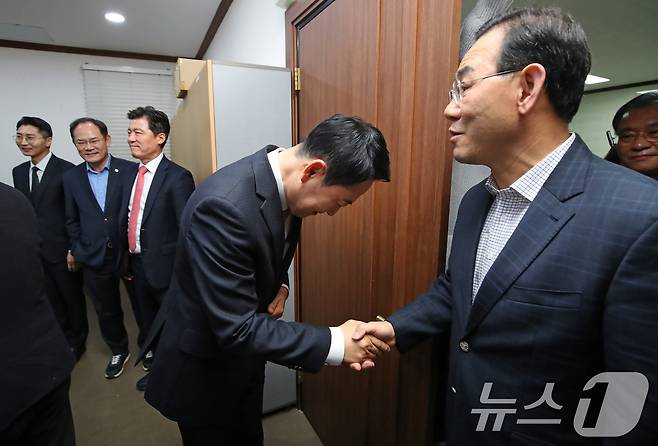 장동혁(왼쪽) 국민의힘 대표가 22일 오전 대구 수성구 국민의힘 대구시당에서 열린 긴급 회의에 참석해 주호영 의원과 인사 나누고 있다. 2026.3.22 ⓒ 뉴스1 공정식 기자