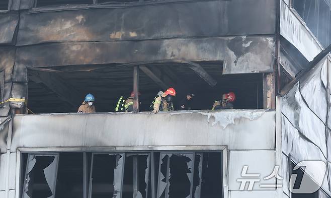 21일 대형 화재로 인명피해가 발생한 대전 대덕구 자동차 부품 제조 공장에서 소방대원들이 실종자를 찾기 위한 수색작업을 하고 있다. 2026.3.21 ⓒ 뉴스1 김기태 기자