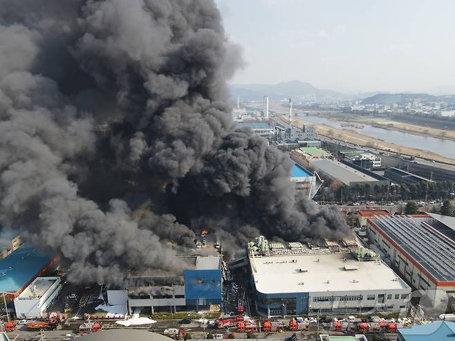 20일 오후 1시17분께 대전 대덕구 문평동의 한 공장에서 불이 나 연기가 피어오르고 있다. 소방 당국은 신고 14분 만에 대응 2단계를 발령해 진화 작업을 벌이고 있다. 2026.3.20 ⓒ 뉴스1 김기태 기자