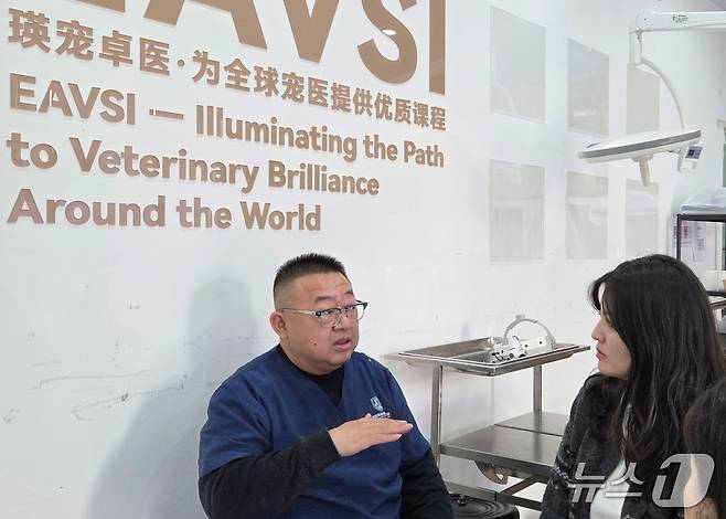 로 웨이 EAVSI 대표가 23일 신경외과 국제 핸즈온 과정에 대해 설명하고 있다. ⓒ 뉴스1 최서윤 기자