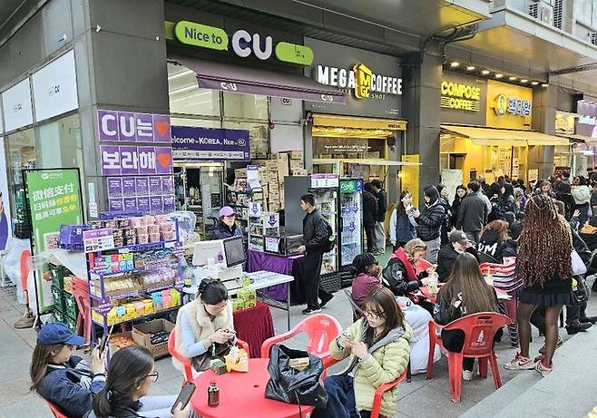 광화문 일대 편의점 매출은 폭발적으로 증가하며 ‘BTS노믹스’의 수혜를 톡톡히 입었다. 22일 CU에 따르면, 공연의 직접 영향권에 위치한 광화문 인근 10개 점포 매출은 전주 대비 270.9% 상승했다. 사진 | BGF리테일