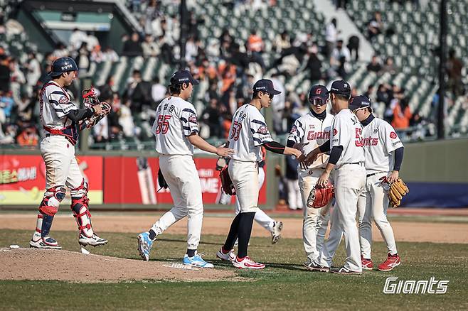 롯데 선수단이 21일 대전 한화생명 볼파크에서 열린 2026 KBO리그 시범경기 한화전에서 승리한 후 기뻐하고 있다. 사진 | 롯데 자이언츠