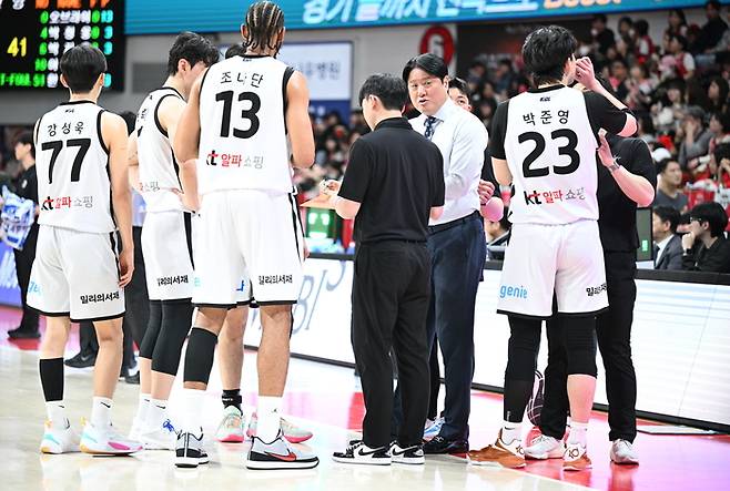 문경은 감독이 선수들에게 작전 지시를 내리고 있다. 사진 | KBL