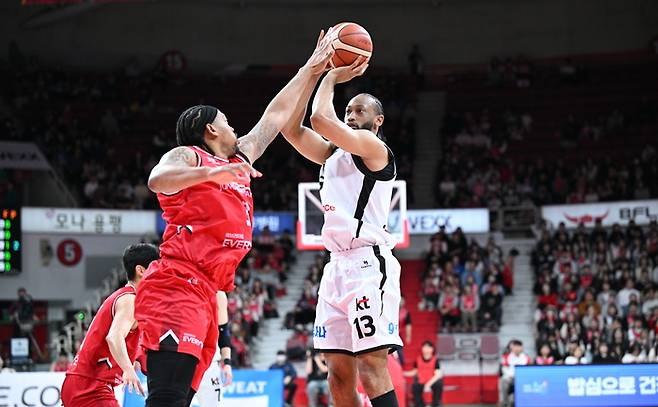 조나단 윌리엄스가 슛을 시도하고 있다. 사진 | KBL