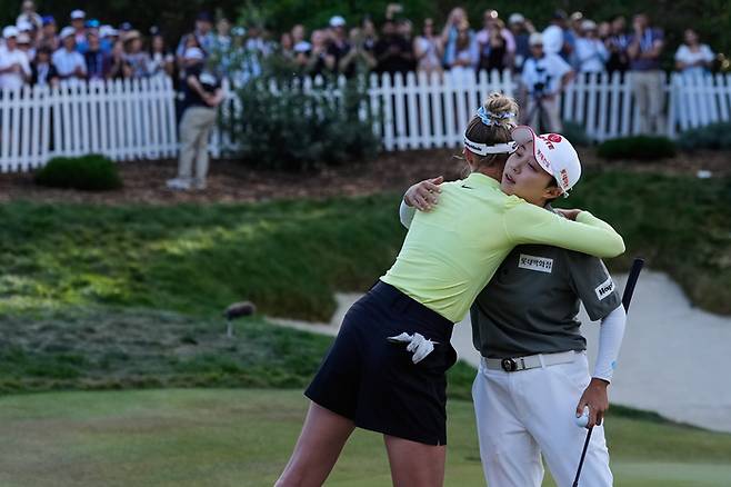 김효주가 23일(한국시간) 열린 LPGA 투어 파운더스컵 최종 4라운드에서 우승을 확정한 후 넬리 코르다와 포옹을 하고 있다. 사진 | AP=연합뉴스