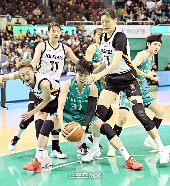 하나은행 진안(가운데)이 9일 부천체육관에서 열린 BNK금융 2025~2026 여자프로농구 KB스타즈와 경기에서 리바운드를 잡아내고 있다. 부천 | 박진업 기자 upandup@sportsseoul.com