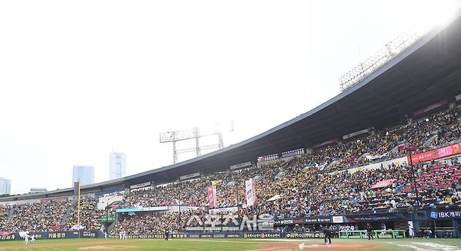 26일 잠실구장에서 열린 2025 KBO리그 한화와 LG의 한국시리즈 1차전에서 LG 팬들이 열띤 응원을 펼치고 있다. 잠실 | 박진업 기자 upandup@sportsseoul.com