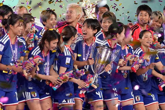 Japan's Saki Kumagai, center, and her Japanese teammates celebrate with the trophy after winning the Women's Asian Cup soccer final between Japan and Australia in Sydney, Saturday, March 21, 2026. (AP Photo/Rick Rycroft)







<저작권자(c) 연합뉴스, 무단 전재-재배포, AI 학습 및 활용 금지>