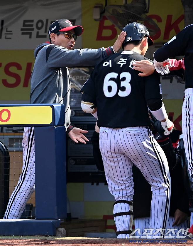22일 대구삼성라이온즈파크에서 열린 LG와 삼성의 시범경기. 5회초 LG 이주헌이 좌월 솔로홈런을 치고 염경엽 감독의 환영을 받고 있다. 대구=허상욱 기자wook@sportschosun.com/2026.03.22/