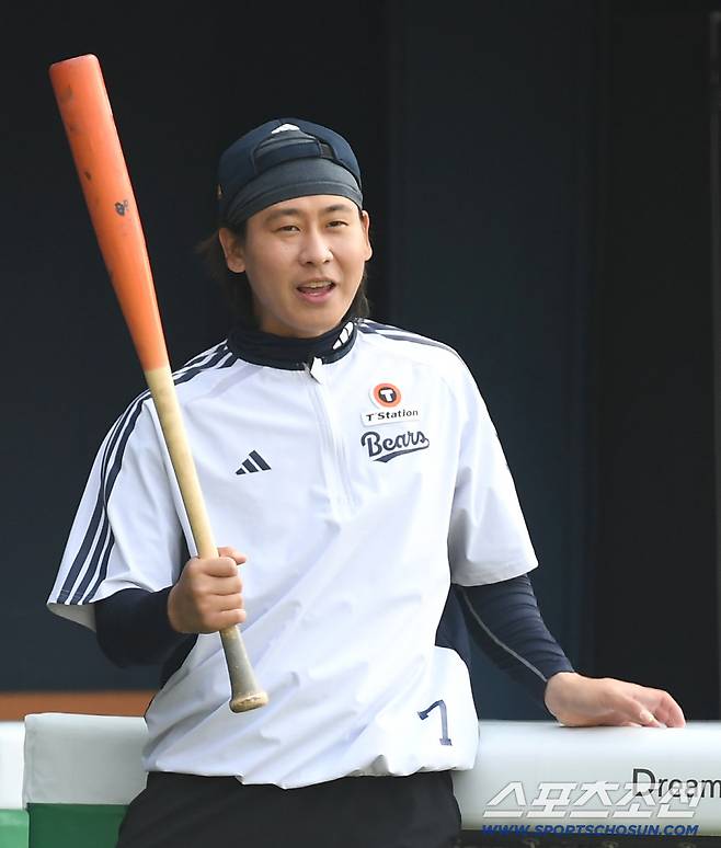 22일 잠실구장에서 열린 KBO리그 두산과 KIA의 경기. KIA 선수들과 인사를 나누고 있는 두산 박찬호. 잠실=송정헌 기자songs@sportschosun.com/2026.03.22/