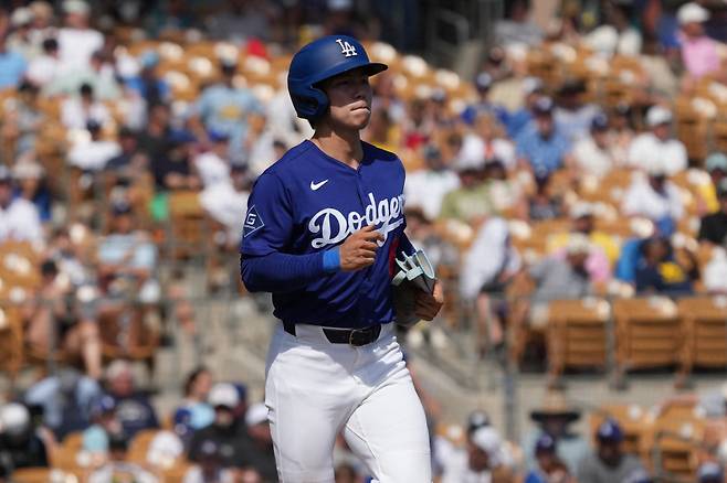 Mar 16, 2026; Phoenix, Arizona, USA; Los Angeles Dodgers second baseman Hyeseong Kim (6) walks against the Milwaukee Brewers in the third inning at Camelback Ranch-Glendale. Mandatory Credit: Rick Scuteri-Imagn Images연합뉴스