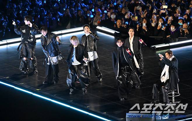 그룹 방탄소년단(BTS)이 21일 서울 광화문 광장에서 'BTS' 컴백 라이브: 아리랑'(BTS THE COMEBACK LIVE ARIRANG)을 펼쳐졌다.  BTS의 RM, 진, 슈가, 제이홉, 지민, 뷔, 정국이 공연을 펼치고 있다. 2026.03.21. 사진공동취재단