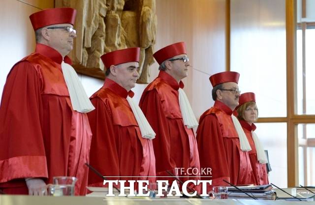 독일은 지난 1951년 나치 정권이라는 과거를 반성하는 의미로 재판소원을 도입했고, 이후 스페인과 대만 등에서도 재판소원제를 도입했다. 사진은 안드레아스 포스쿨레 전 독일 연방헌법재판소장(가운데)를 비롯해 독일 헌재재판관들이 지난 2016년 3월 1일(현지시간) 극우 정당인 민족민주당(NPD)에 대해 정당해산 여부를 가리는 심판 절차를 개시하는 모습./뉴시스