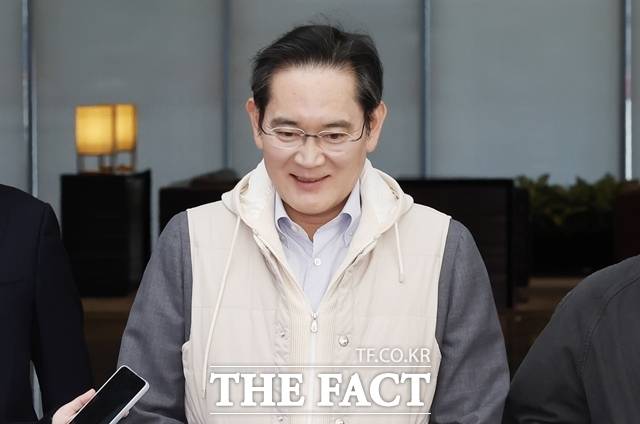 이재용 삼성전자 회장이 23일 중국 베이징에서 비즈니스 일정을 소화하고 있다. 사진은 지난 13일 유럽 출장을 마친 이 회장이 서울 강서구 서울김포비즈니스항공센터를 통해 귀국하는 모습. /뉴시스