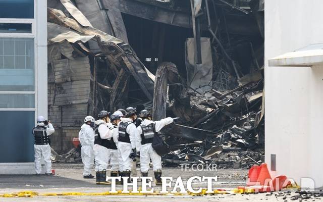 HR 플랫폼 잡플래닛 속 안전공업의 리뷰는 약 10년 전부터 안전에 대한 경고가 이어지고 있었다. 22일 대전 대덕구 안전공업 화재현장에서 소방 관계자들이 현장을 둘러보고 있다. /뉴시스