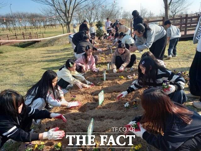 광주환경공단이 나만의 화단 만들기 행사를 개최하고 있다. /광주환경공단