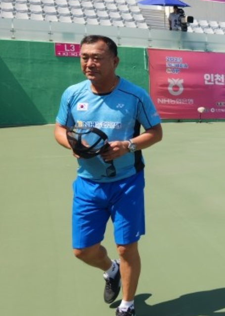 고복성 한국 정구 여자 대표팀 감독.