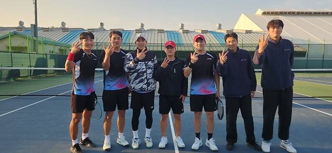 회장기 정구대회 남자일반부 단체전 3연패를 달성한 순천시청 선수들이 손가락 3개를 펼쳐보이고 있다. 김경무 기자