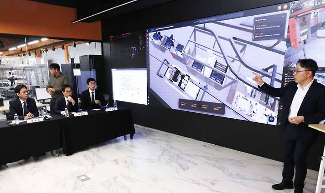 배경훈 부총리(과기부 장관)가 23일 KAIST를 찾아 카이로스 운영 계획에 관한 설명을 듣고 있다. KAIST