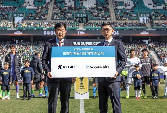 포괄적 파트너십 계약을 맺은 김성한 쿠팡플레이 대표(오른쪽)와 권오갑 한국프로축구연맹 총재.